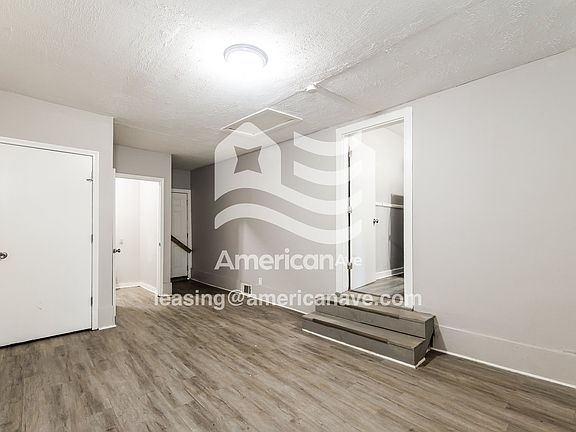 611561_004_living_room_5.jpg