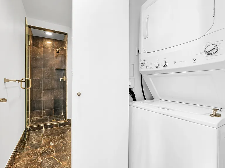 240 Riverside Blvd #80 — Photo 16