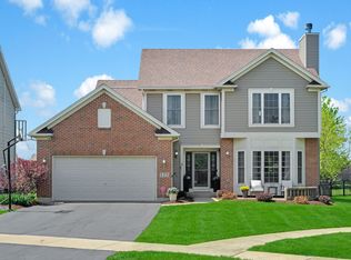 122 Fieldcrest Dr, Bartlett, IL 60103
