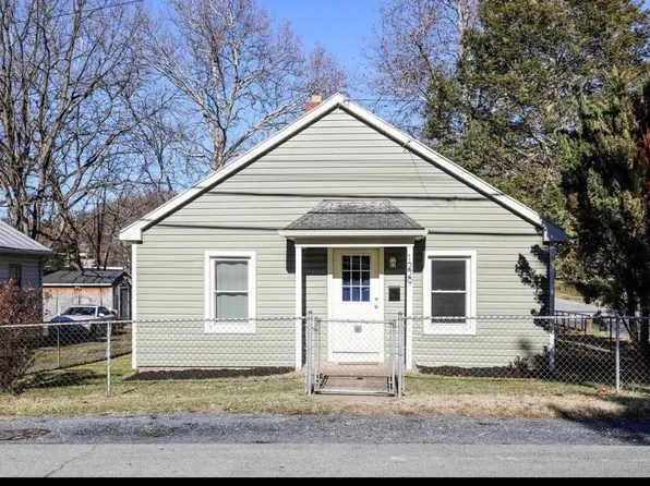 1229 10th St, Waynesboro, VA 22980