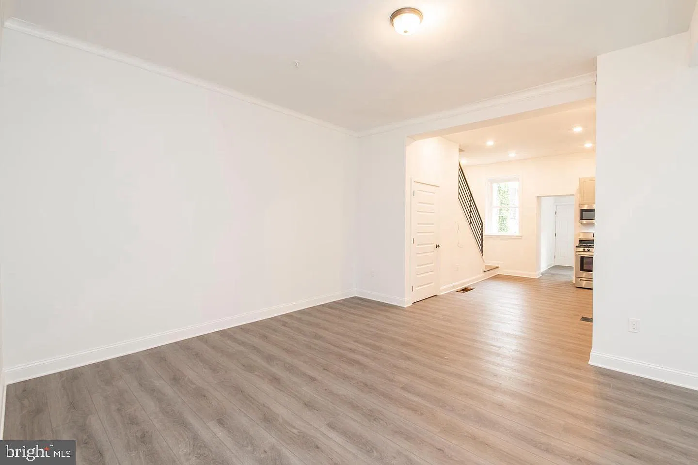 5 bed, 2.5 bath, 2000 sqft, $4,500 — Photo 2