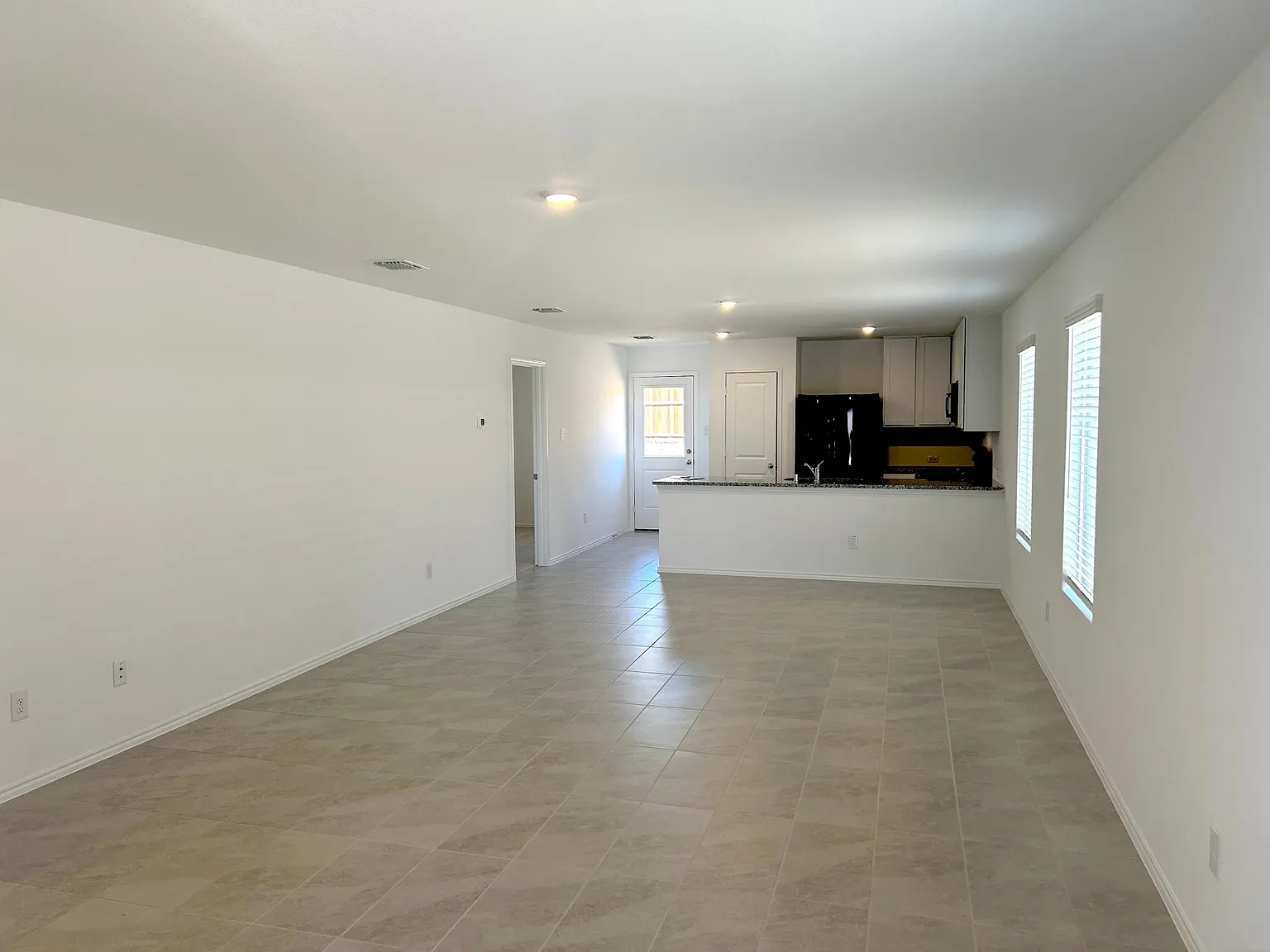3 bed, 1470 sqft, $2,050 — Photo 4