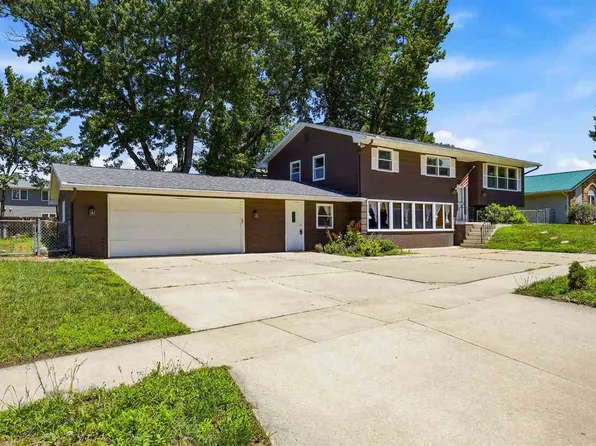 502 Crimson Dr NE, Cedar Rapids, IA 52402