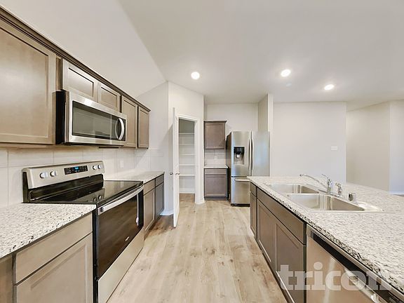 4th image of 3323 Hawkins Dr