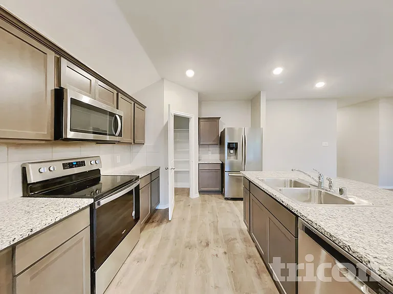 3323 Hawkins Dr — Photo 4