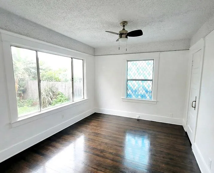 1661 W 36th Pl — Photo 8