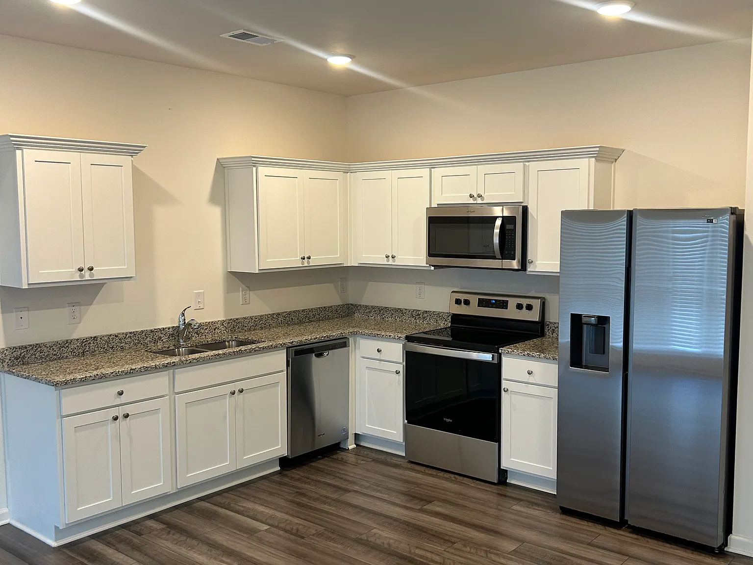 3 bed, 2.5 bath, 1420 sqft, $1,695 — Photo 2