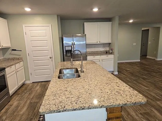 4 bed, 2.0 bath, 2326 sqft, $2,395 — Photo 4
