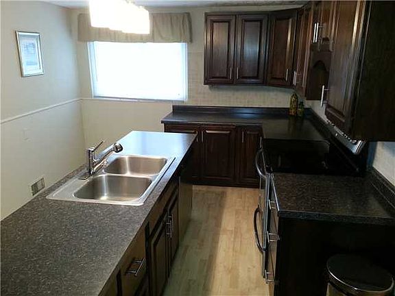 4th image of 100 Maplewood Dr