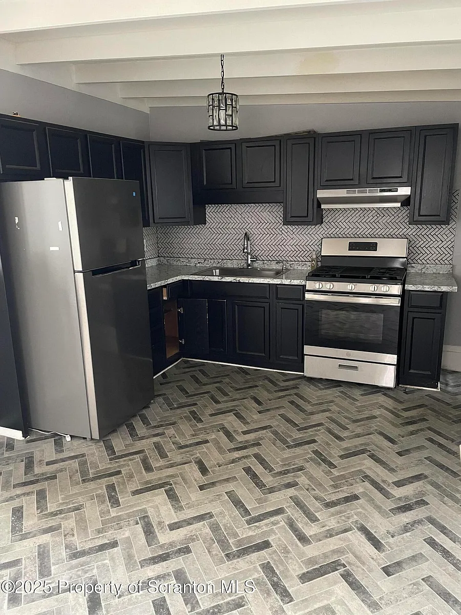 Building Photo - 17 E Carey St #3