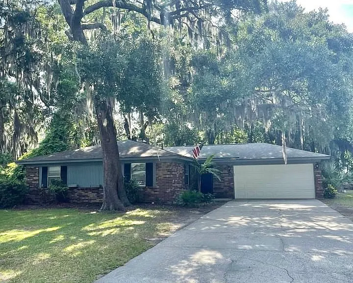 604 Leaning Oaks Dr — Photo 1