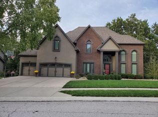 6233 Northlake Dr, Parkville, MO 64152