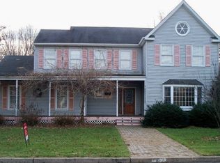 10 Apple Valley Dr, Langhorne, PA 19047
