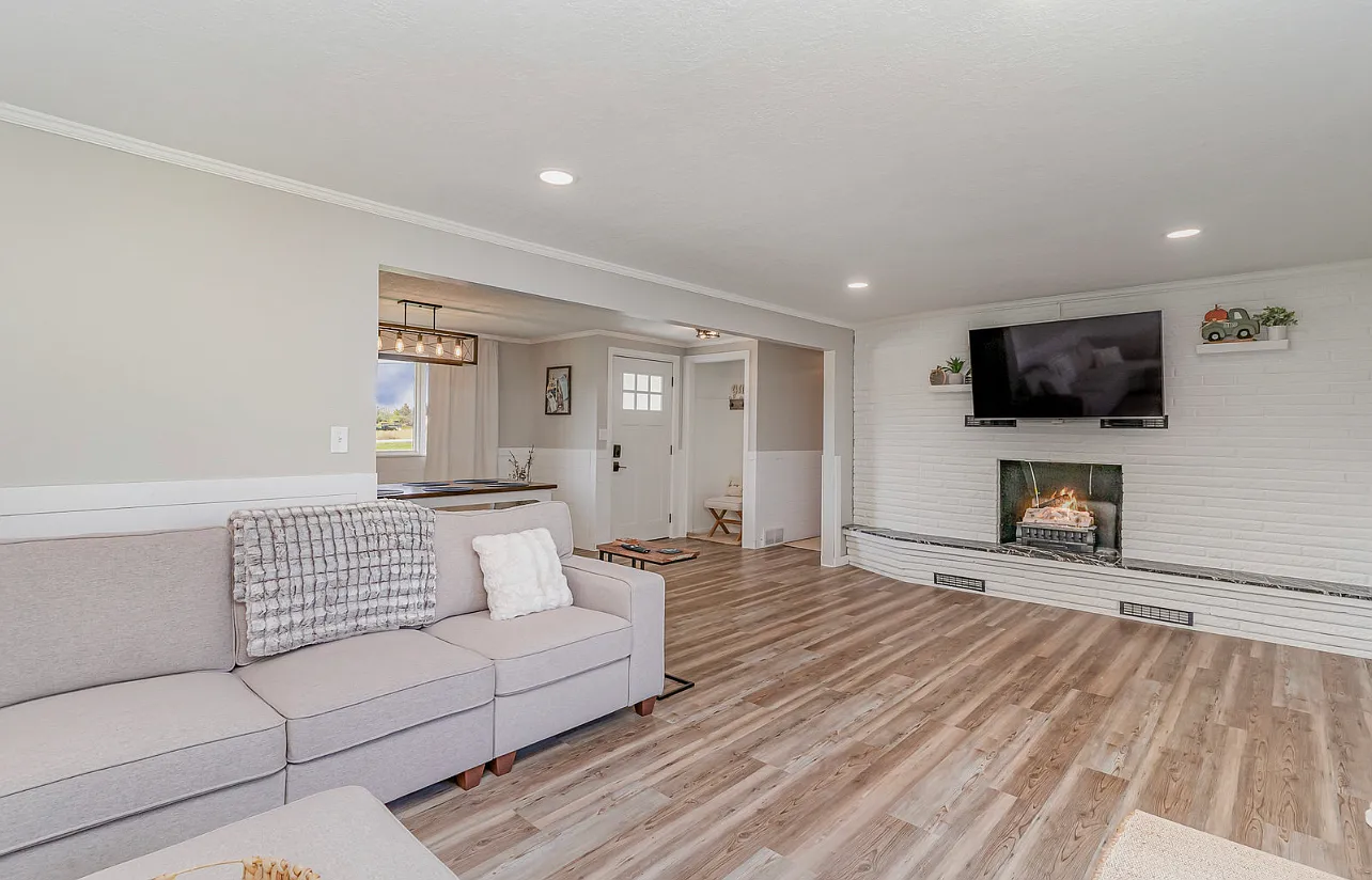 9471 S Clare Ave — Photo 3