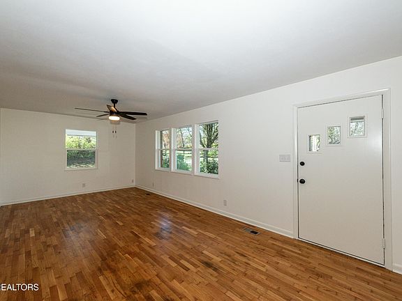 5th image of 130 Westmoreland Dr