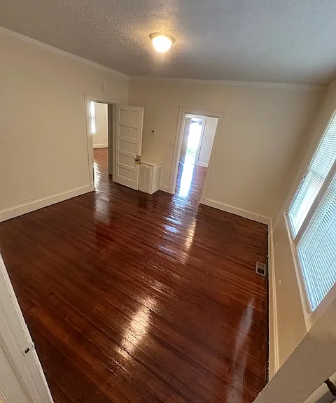 121 Hamlin Ave — Photo 2