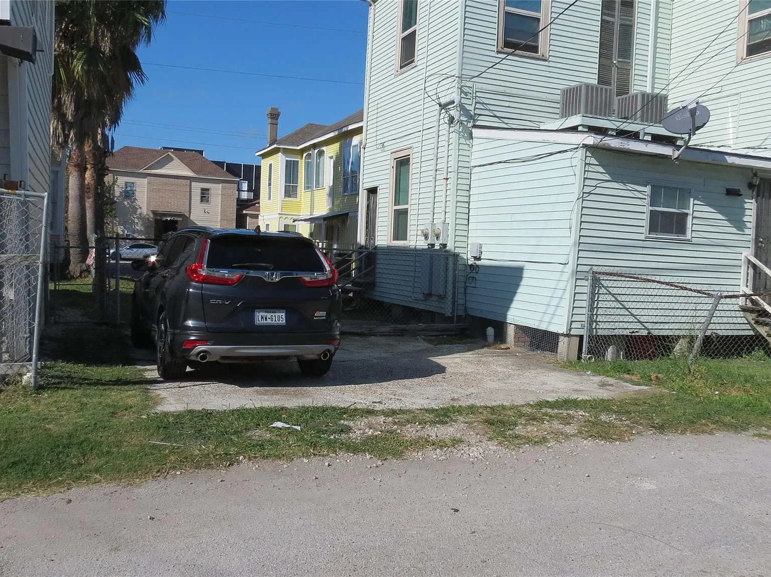 2 bed, 1.0 bath, 3000 sqft, $1,200 — Photo 2