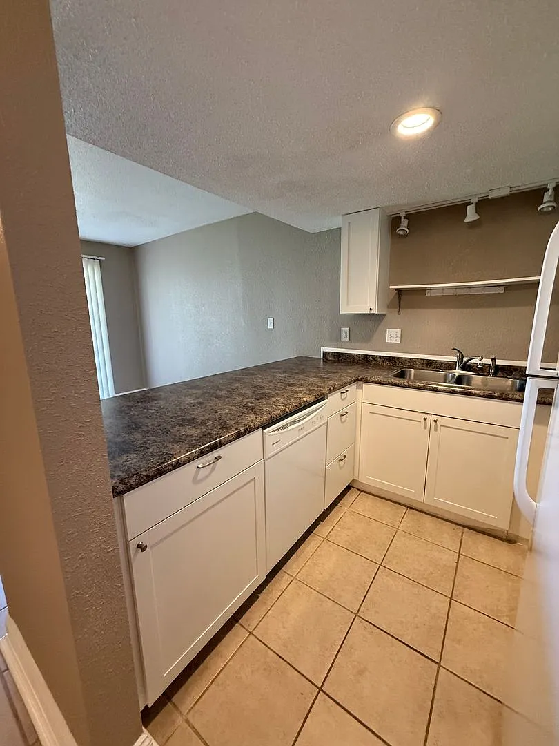 New Listing! — Photo 4