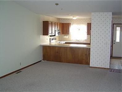 5th image of 943 Laketown Dr