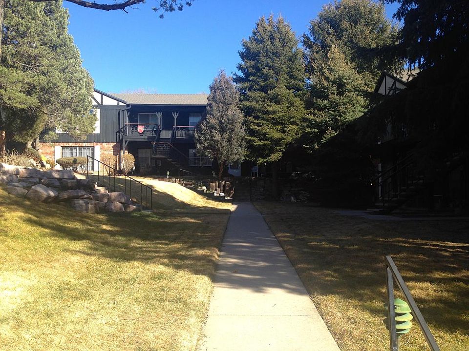 Beautifully maintained courtyard area.