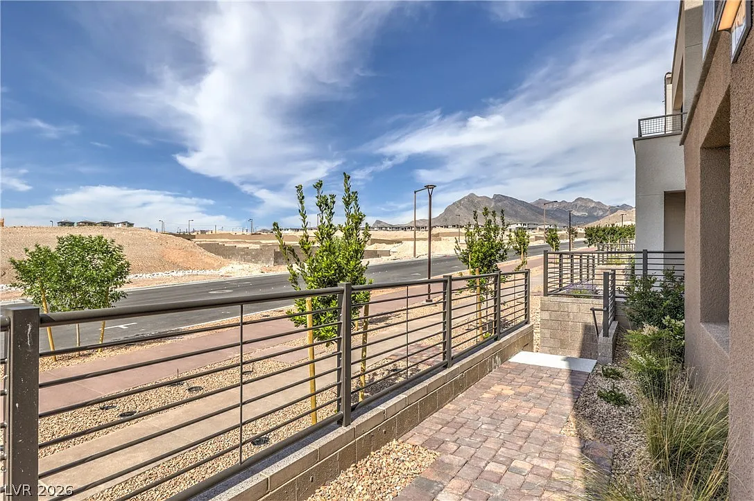 3 bed, 3.5 bath, 1992 sqft, $2,950 — Photo 4