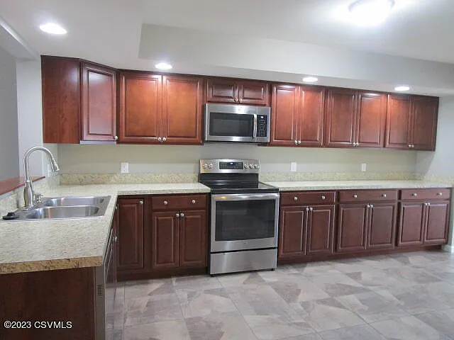 820 Baker St — Photo 7