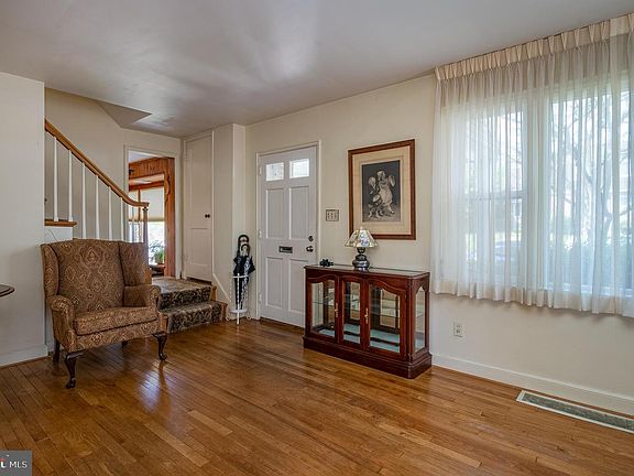 5th image of 415 Lawrence Ave