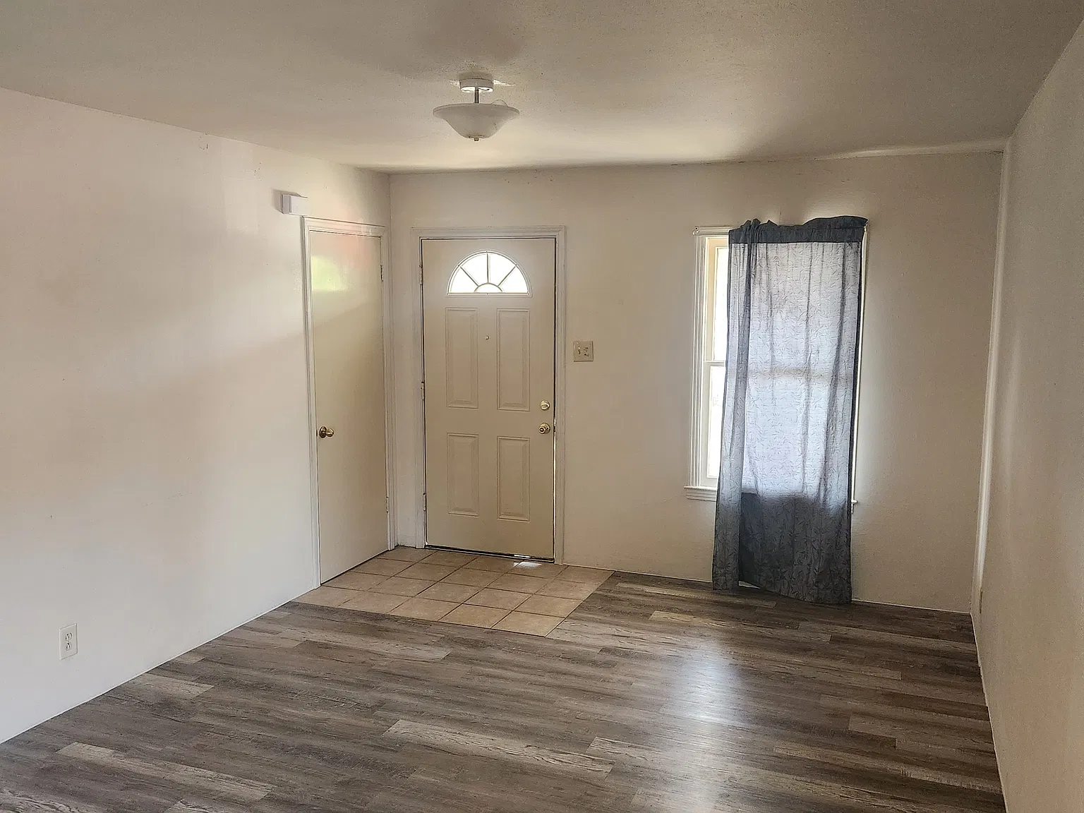 3 bed, 900 sqft, $1,346 — Photo 3