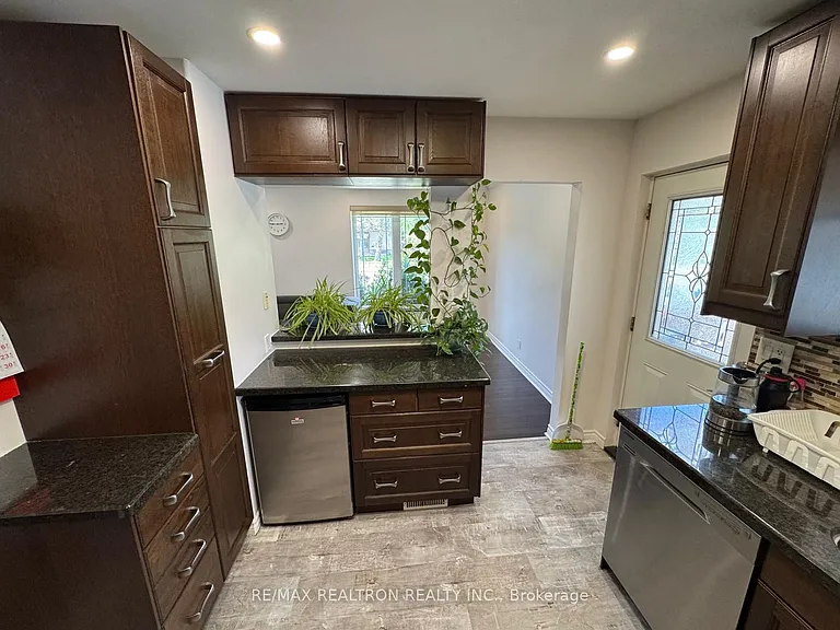 93 Aurora Heights Dr — Photo 5