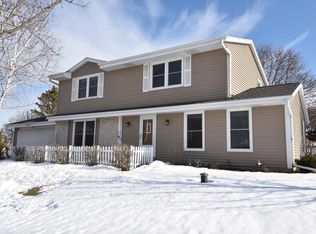 W329S7014 Oak Knoll Dr, Mukwonago, WI 53149