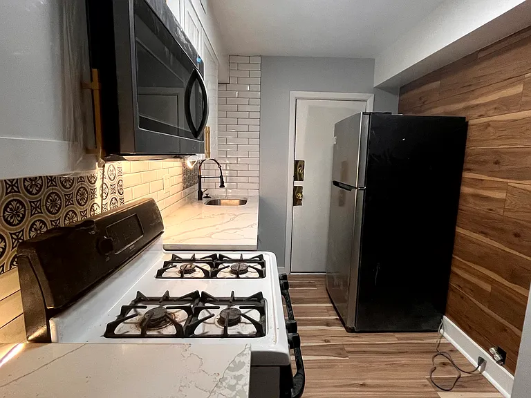 5737 Hobart St #1 — Photo 4