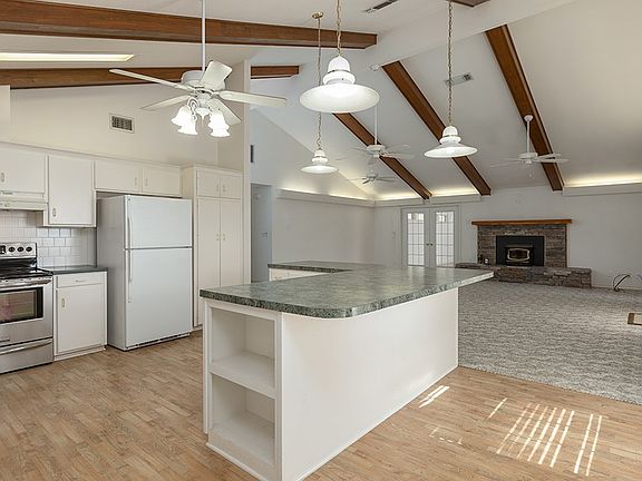 3rd image of 121 Forest Dr