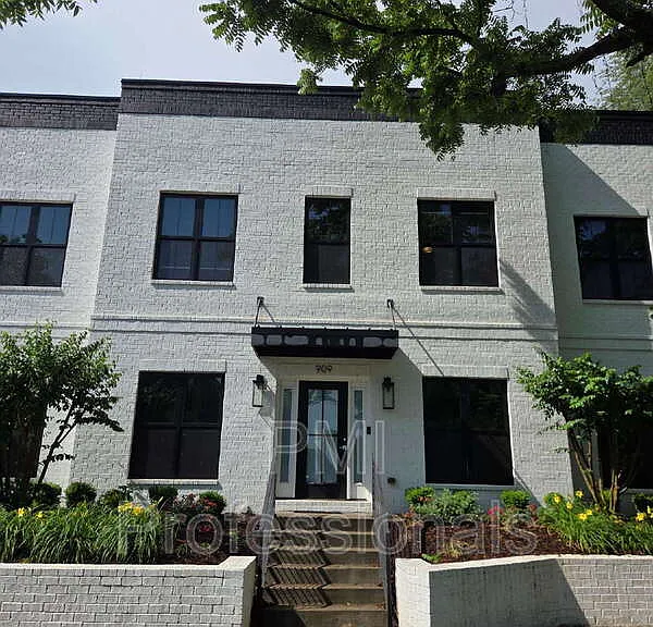 909 E State St — Photo 1
