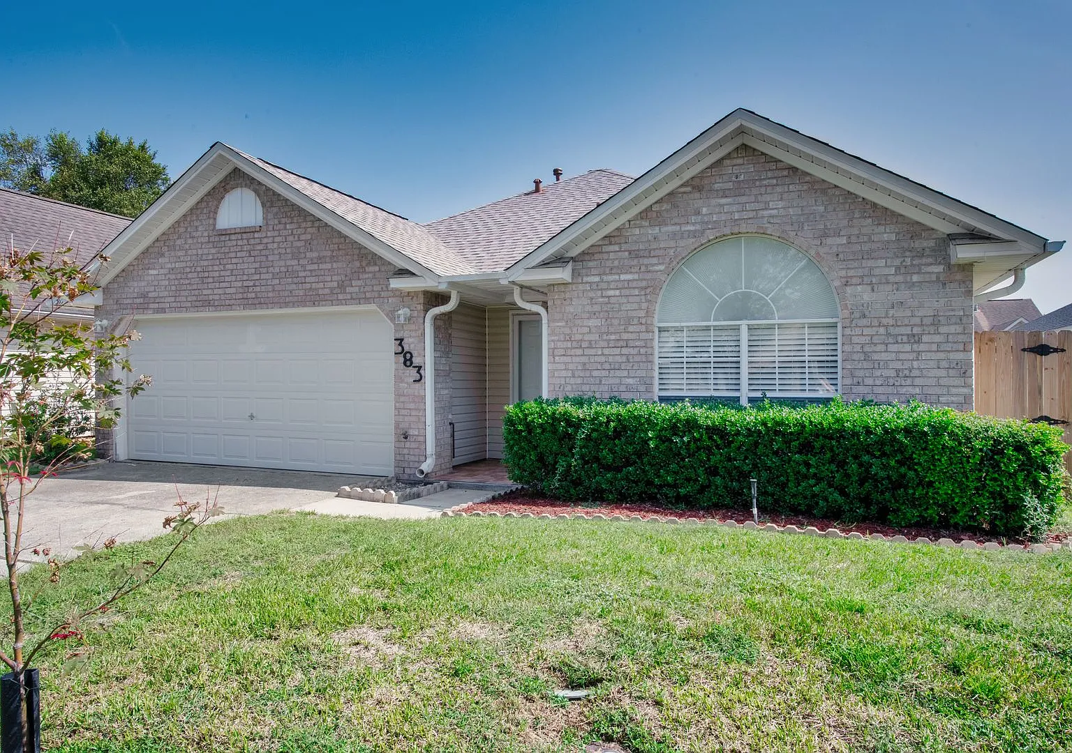 Charming 3-Bedroom Home with Fenced Yard & Screened Patio 6-Month Lease! — Photo 3