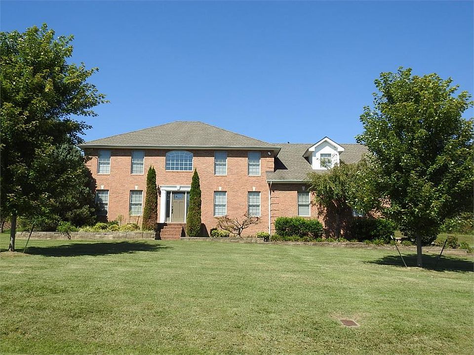 1st image of 120 Pin Oak Ln