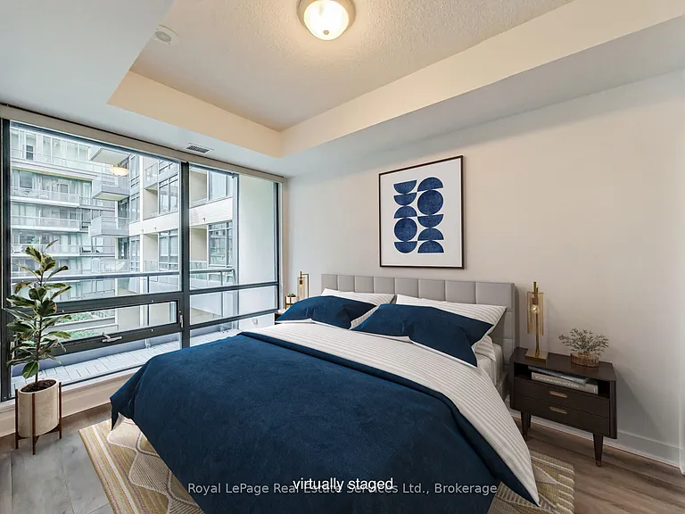 438 King St W #402 — Photo 12