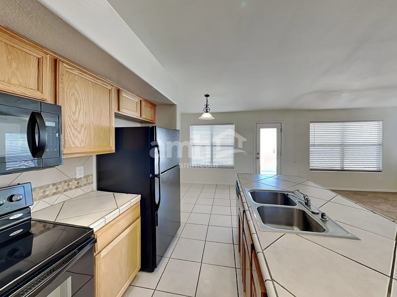 3 bed, 2.0 bath, 1670 sqft, $2,345 — Photo 4