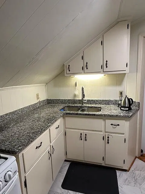 1093 Austin Ave NE — Photo 2