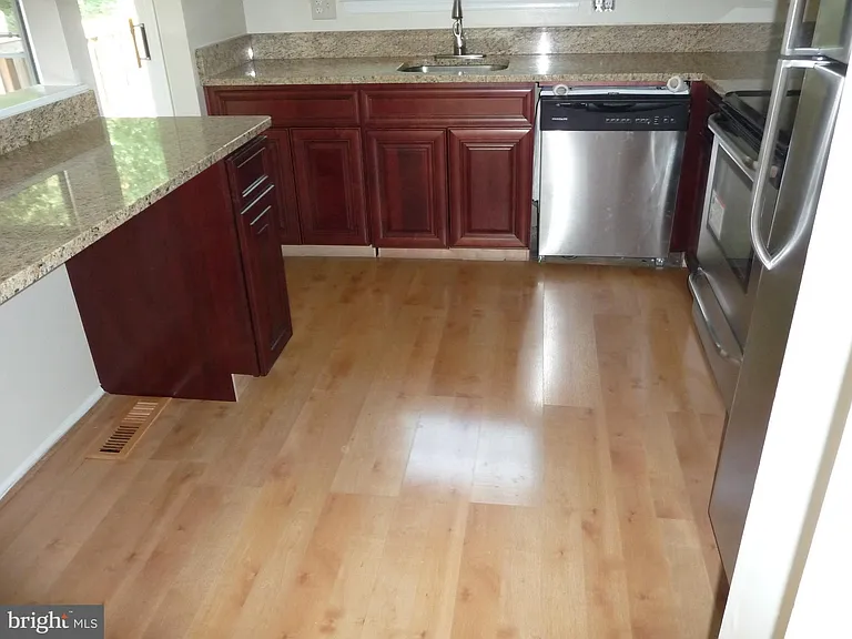 7665 Sheffield Village Ln — Photo 9