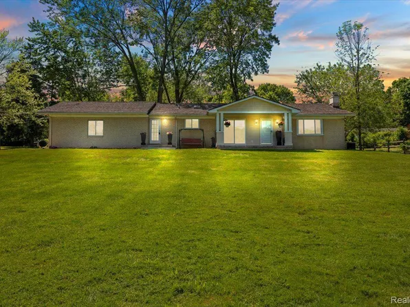4600 Fiddle Ave, Waterford, MI 48328