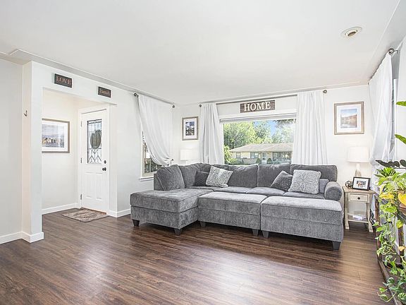 3rd image of 3943 Bruce Dr SW