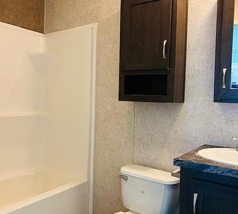5th image of 185 Lakeshore Cir
