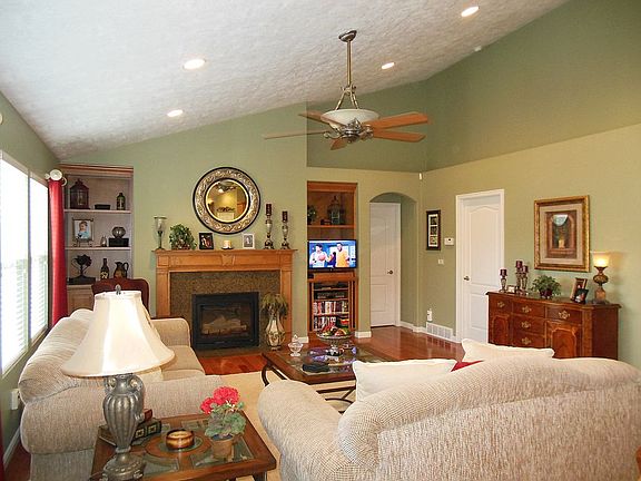 Great Room w/ Gas Fireplace