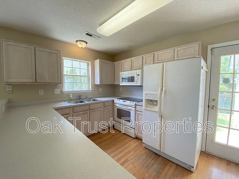 3 bed, 2.0 bath, 1372 sqft, $2,300 — Photo 4