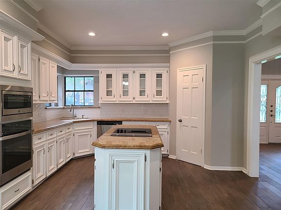 3rd image of 6111 Hampton Way Ct