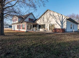 435 Fyre Lake Dr, Sherrard, IL 61281