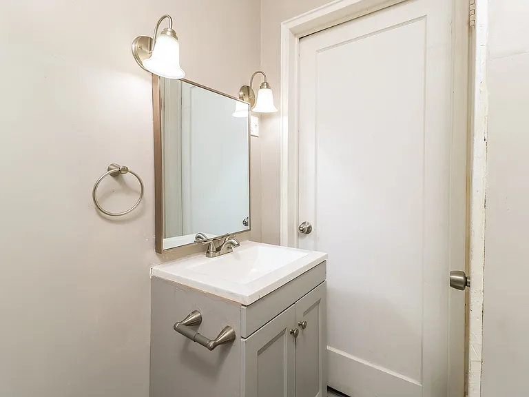 1049778_025_main_bathroom_13388193.jpg
