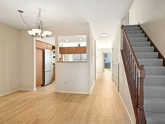 2nd image of 988 Ridgefield Ln