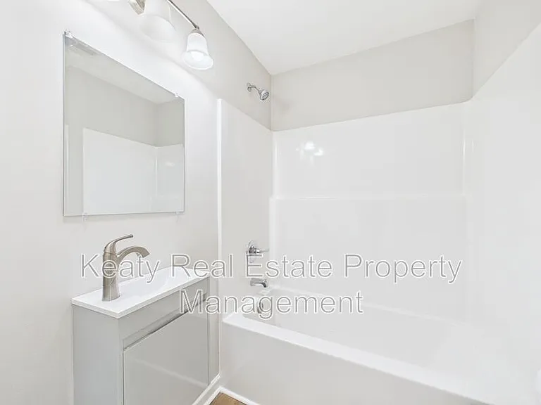 908 Saint Charles St — Photo 16