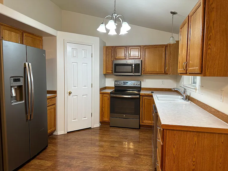 571 Cedarbrook Dr — Photo 3